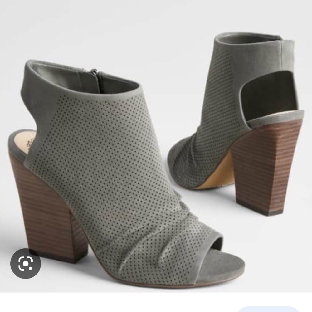 Vince Camuto Kentvi Sandal in Greystone Suede, Size 8